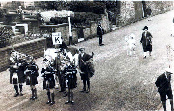 MorelandJohnsthird fromleftBarlick c1920