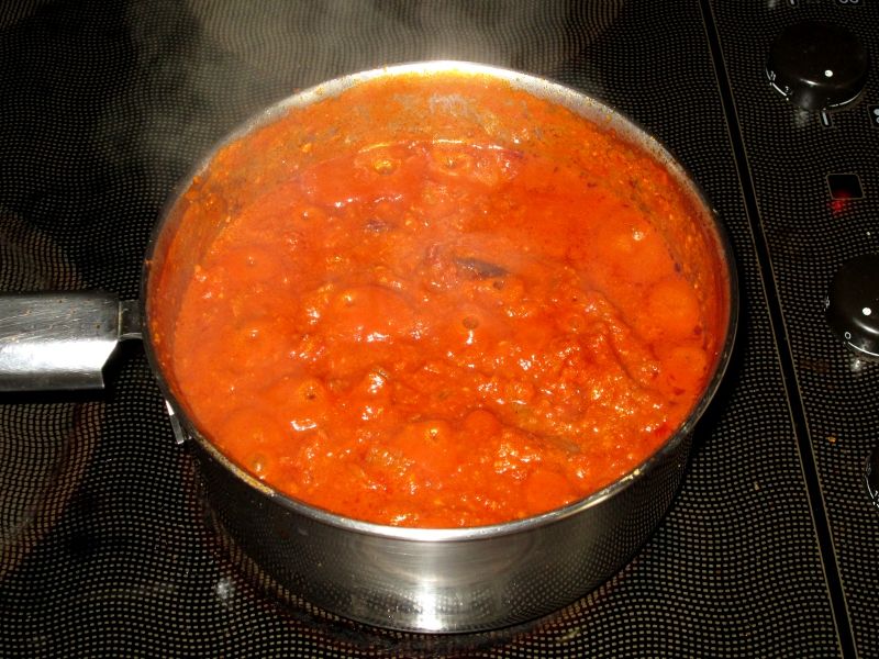 Tomato and onion relish
