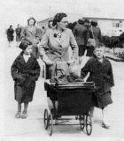Dorothy,Mary,Leslie,StanleyCleveleys1943